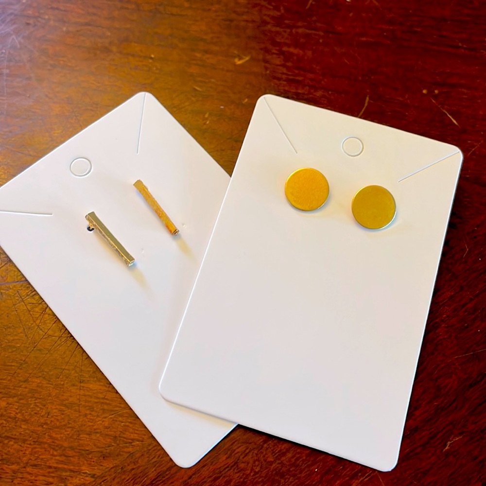2 pairs of earrings